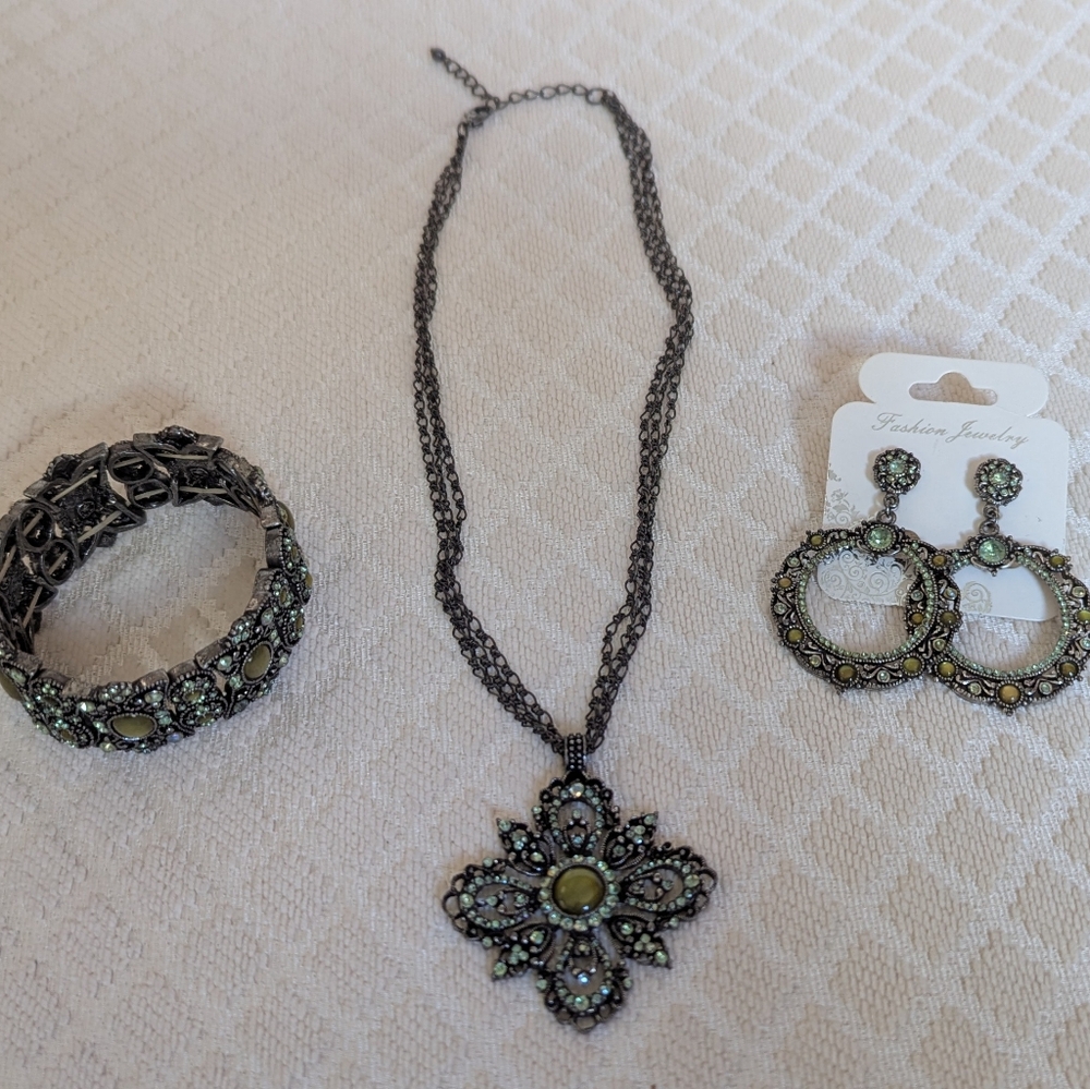 Vintage Renaissance Green Stone Jewelry Set